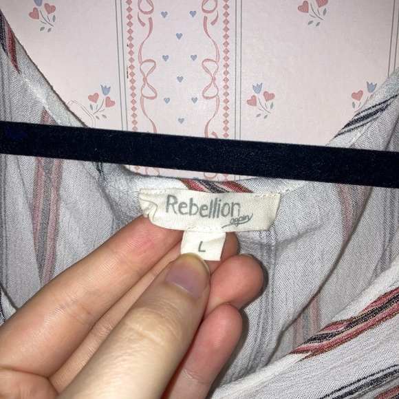 Beautiful blouse perfect for work! Size large - Picture 5 of 5